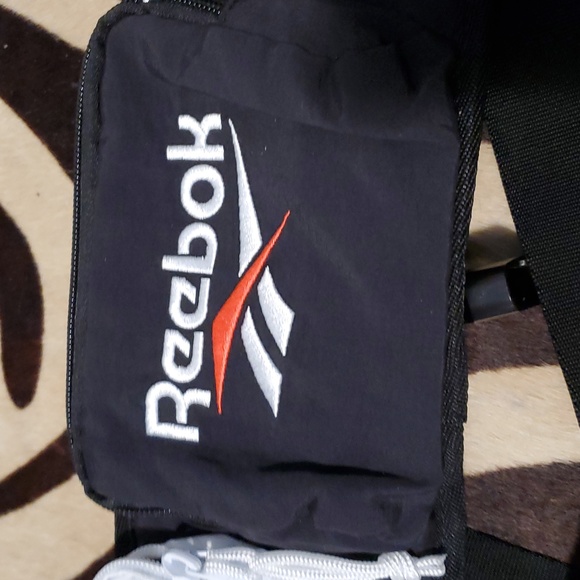 Reebok Classic 3 Pocket Fanny Pack NWOT - Picture 2 of 6